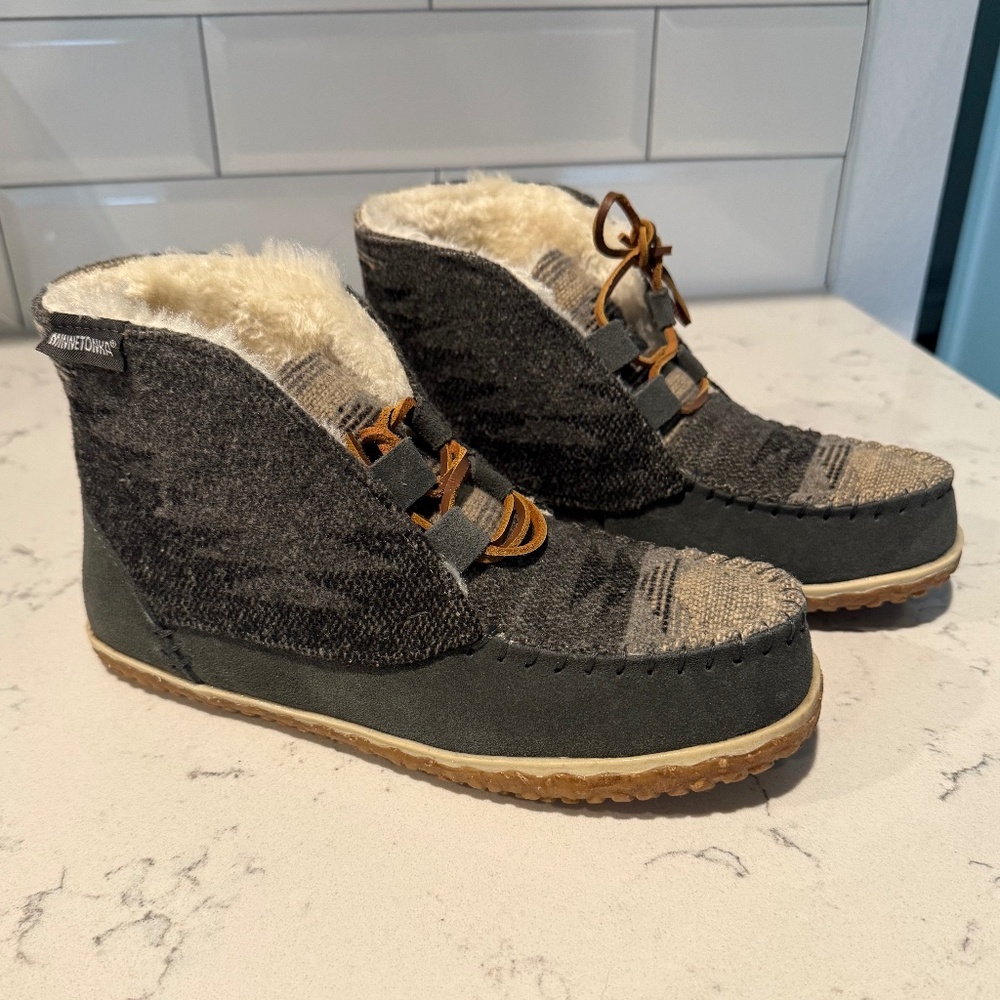 NIB Minnetonka Plush Slippers - size 9